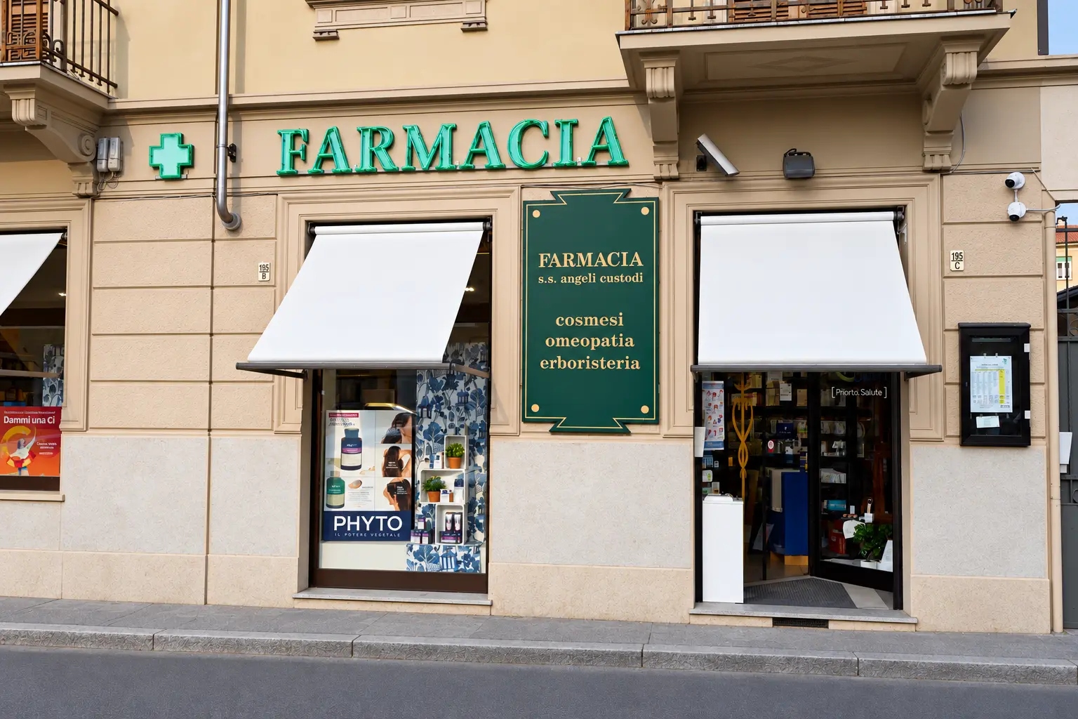 La facciata della Farmacia Santi Angeli Custodi